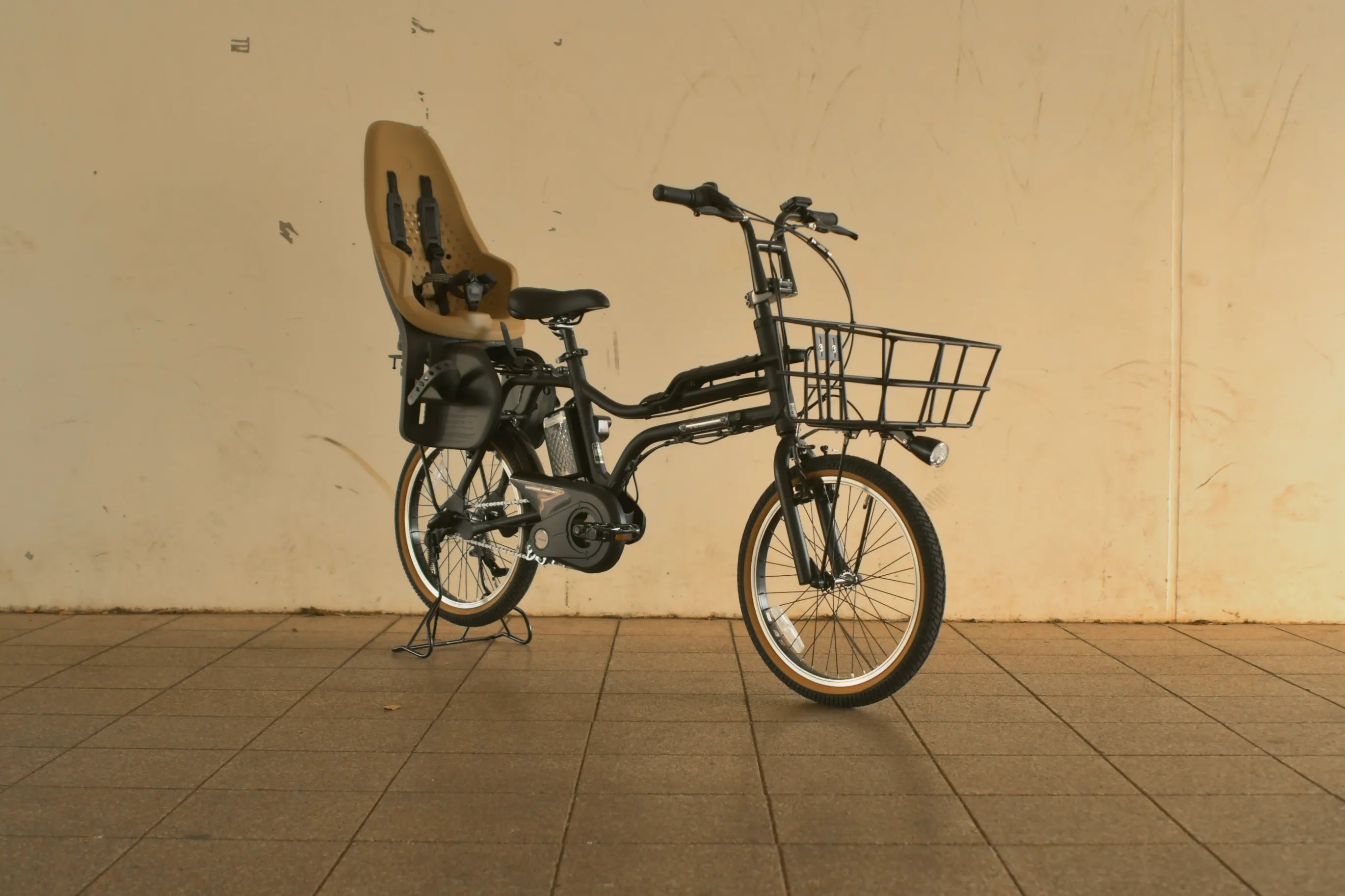 Panasonic EZ 電動自転車 Thuleチャイルドシート付き Panasonic EZをストリート仕様に。THULE Yepp 2で作る「パパ専用」子