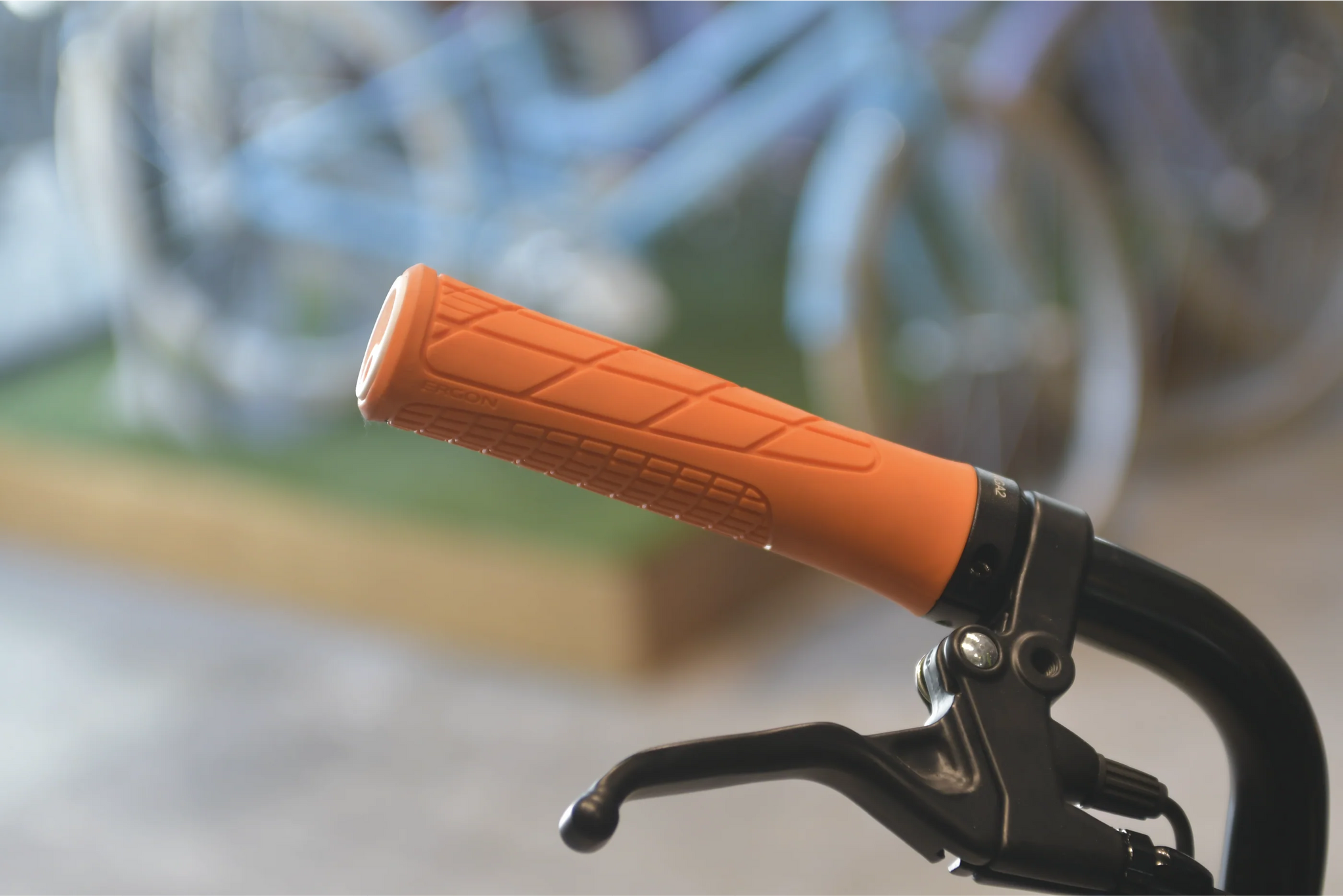 【MATE.BIKEカスタム】快適さが激変!おすすめグリップ&交換方法まとめ