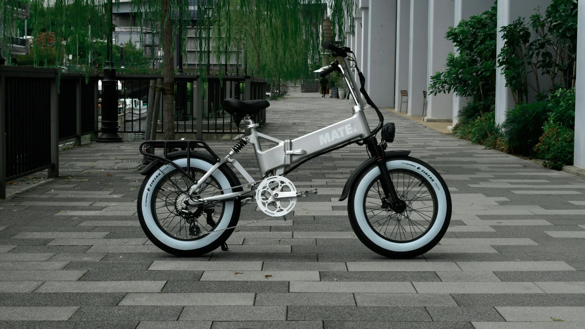【CUSTOM BIKE】シルバー×ホワイトで遊ぶ大人のMATE X EVO