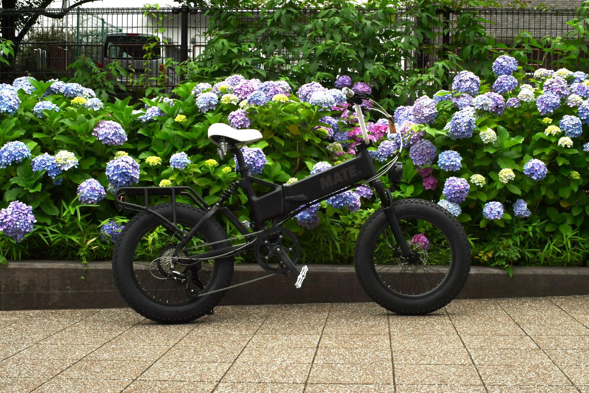 CUSTOM BIKE】MATE X EVOをストリート仕様に。ホワイトパーツで魅せる CUSTOM BIKE】MATE X EVOをストリート仕様に。ホワイトパーツで魅せる