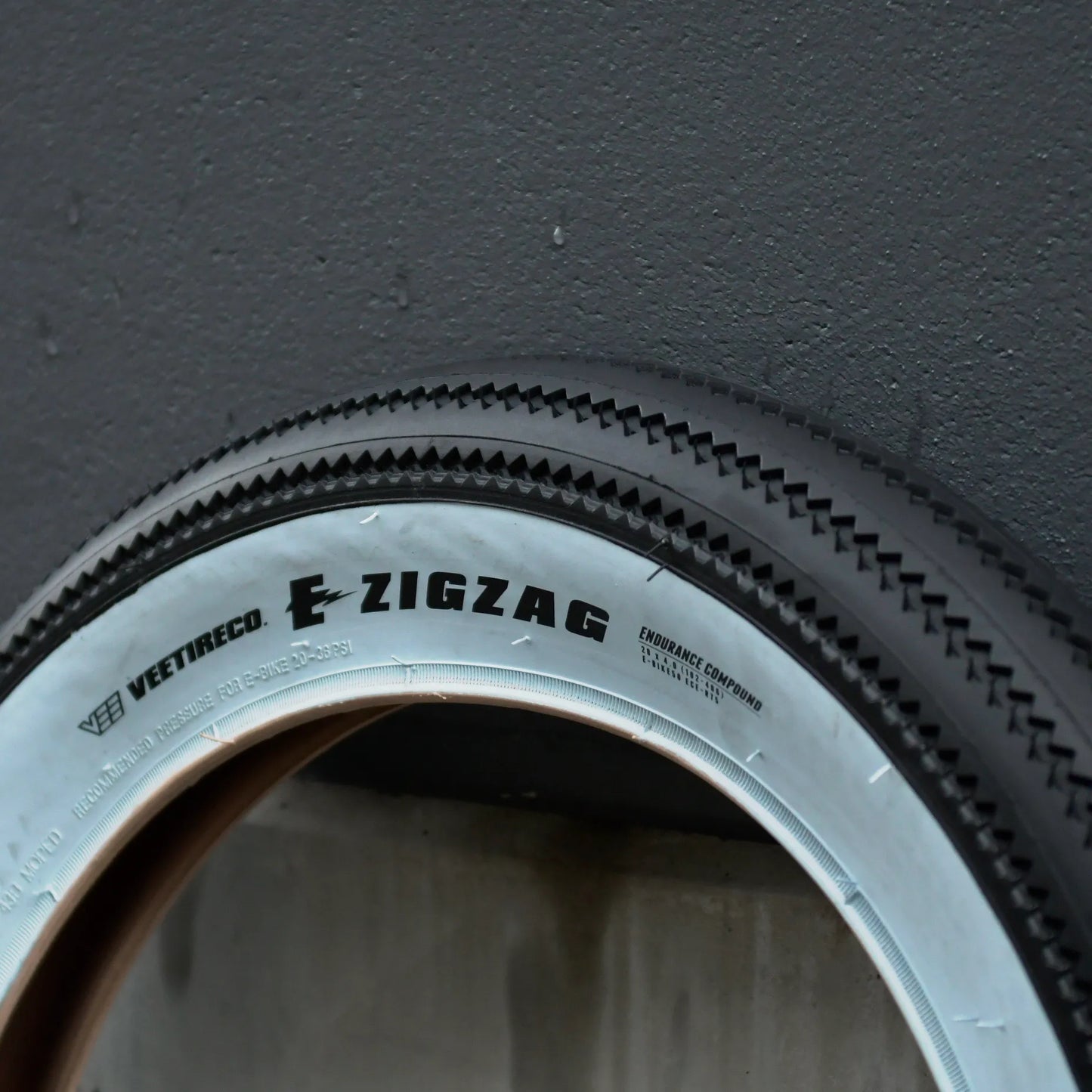 ZIGZAG(White Wall)